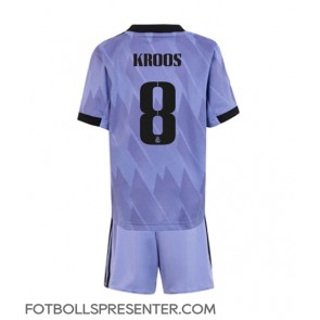 Real Madrid Toni Kroos #8 Bortatröja Barn 2022-23 Kortärmad (+ korta byxor)